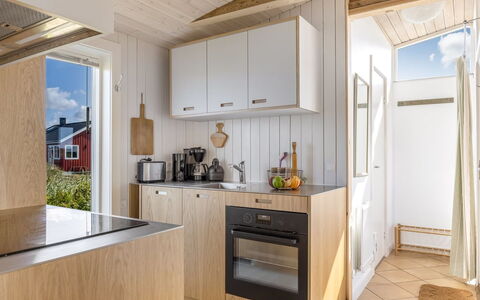 Hermoth - 300M from the Sea: Hout, Keuken, Flooring, Interieur Ontwerp, Verdieping, Countertop, Toestel Van De Keuken, Meubilair, Plafond, Kamer