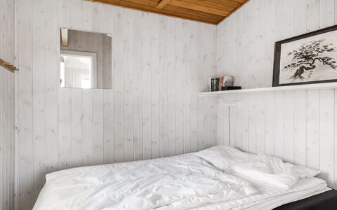 Hermoth - 300M from the Sea: Hout, Flooring, Slaapkamer, Verdieping, Plafond, Laken, Bedding, Plank, Bed, Kamer
