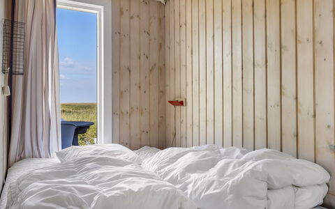 Hermoth - 300M from the Sea: Slaapkamer, Laken, Bed, Hout, Bedding, Linens, Verdieping, Flooring, Bed Frame, Hoofdkussen