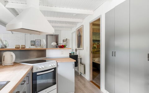 Lin - 2.9Km from the Sea: Keuken, Countertop, Toestel Van De Keuken, Meubilair, Interieur Ontwerp, Flooring, Cabinetry, Major Appliance, Hout, Verdieping