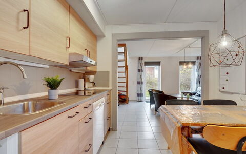 Paula - 2.3Km from the Sea: Meubilair, Interieur Ontwerp, Countertop, Flooring, Keuken, Verdieping, Muur, Lichte Inrichting, Cabinetry, Hout
