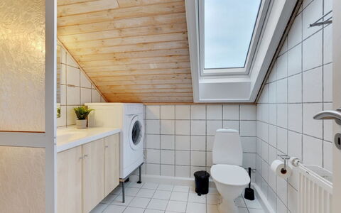 Paula - 2.3Km from the Sea: Flooring, Verdieping, Hout, Loodgieterswerkinrichting, Plafond, Interieur Ontwerp, Loodgieter, Badkamer, Kamer, Tegel