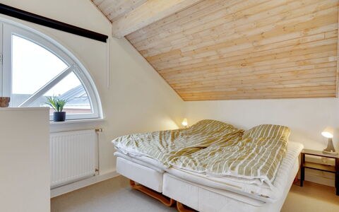 Paula - 2.3Km from the Sea: Hout, Slaapkamer, Bed, Plafond, Interieur Ontwerp, Flooring, Verdieping, Bedding, Laken, Bed Frame