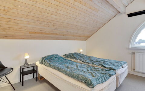 Paula - 2.3Km from the Sea: Slaapkamer, Bed, Interieur Ontwerp, Hout, Flooring, Verdieping, Plafond, Laken, Bedding, Bed Frame