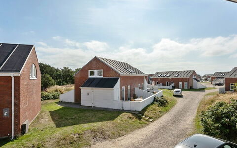 Maylin - 2.3Km from the Sea: Dak, Huis, Land Lot, Huis, Verblijf, Landgoed, Garden Gebouwen, Schaduw, Blokhut, Landscaping