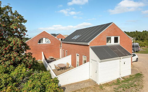 Maylin - 2.3Km from the Sea: Dak, Huis, Land Lot, Huis, Verblijf, Landgoed, Garden Gebouwen, Schaduw, Blokhut, Landscaping