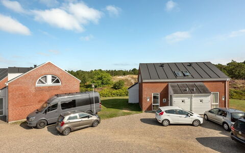 Maylin - 2.3Km from the Sea: Dak, Huis, Land Lot, Huis, Verblijf, Landgoed, Garden Gebouwen, Schaduw, Blokhut, Landscaping