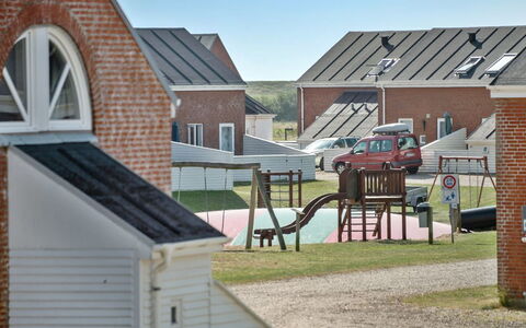 Maylin - 2.3Km from the Sea: Dak, Huis, Land Lot, Huis, Verblijf, Landgoed, Garden Gebouwen, Schaduw, Blokhut, Landscaping