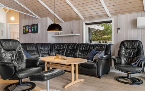 Sakulfuer - 2.5Km from the Sea: Gebouw, Huis, Venster, Huis, Dak, Woongebied, Struik, Verblijf, Land Lot