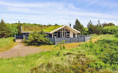 Sakulfuer - 2.5Km from the Sea: Gebouw, Huis, Venster, Huis, Dak, Woongebied, Struik, Verblijf, Land Lot