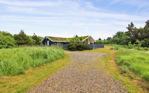 Sakulfuer - 2.5Km from the Sea: Gebouw, Huis, Venster, Huis, Dak, Woongebied, Struik, Verblijf, Land Lot