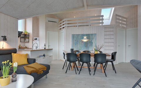 Gubbe - 500M from the Sea: Interieur Ontwerp, Flooring, Hout, Plafond, Verdieping, Meubilair, Lichte Inrichting, Woonkamer, Kamer, Verlichting