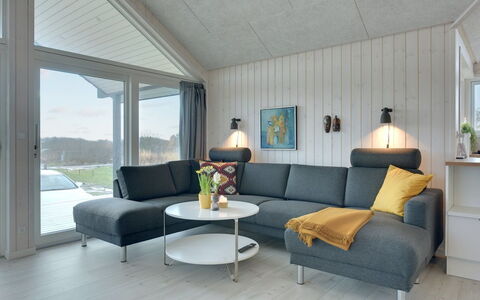 Gubbe - 500M from the Sea: Huis, Meubilair, Woonkamer, Bankstel, Lamp, Lichte Inrichting, Koffietafel, Kamerplant
