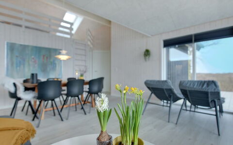 Gubbe - 500M from the Sea: Flooring, Verdieping, Plafond, Stoel, Houten Vloer, Woonkamer, Keuken En Eettafel, Natuurlijk Materiaal, Hardwood, Koffietafel