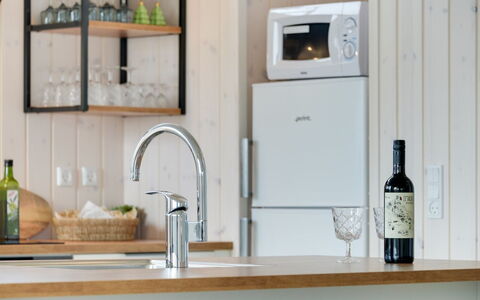 Gubbe - 500M from the Sea: Interieur Ontwerp, Hout, Countertop, Keuken, Toestel Van De Keuken, Verlichting, Cabinetry, Flooring, Meubilair, Loodgieterswerkinrichting