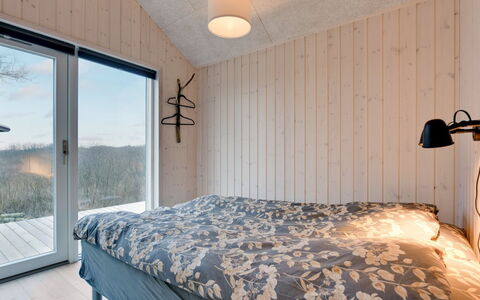 Gubbe - 500M from the Sea: Hout, Slaapkamer, Bed, Plafond, Interieur Ontwerp, Bedding, Huis, Laken, Bed Frame, Kamer