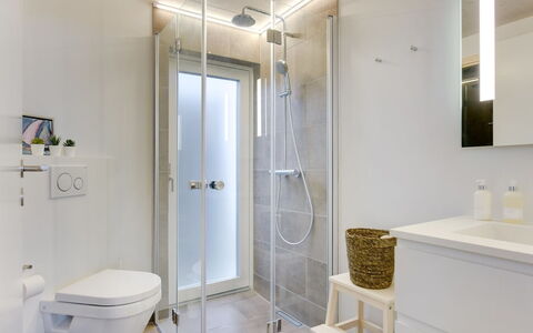 Gubbe - 500M from the Sea: Badkamer, Interieur Ontwerp, Flooring, Loodgieterswerkinrichting, Muur, Verdieping, Plafond, Toilet, Badkamerkast, Wastafel
