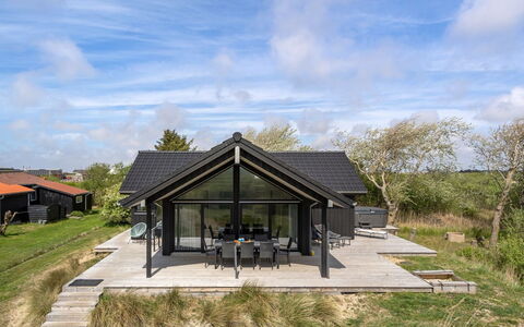 Gubbe - 500M from the Sea: Verblijf, Huis, Huis, Dak, Veranda, Landgoed, Siding, Garden Gebouwen, Boerderij, Werf