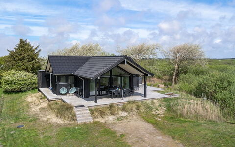 Gubbe - 500M from the Sea: Verblijf, Huis, Huis, Dak, Veranda, Landgoed, Siding, Garden Gebouwen, Boerderij, Werf