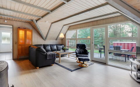 Gunlög - 3.1Km from the Sea: Hout, Plafond, Interieur Ontwerp, Flooring, Meubilair, Houten Vloer, Verdieping, Huis, Hardwood, Woonkamer