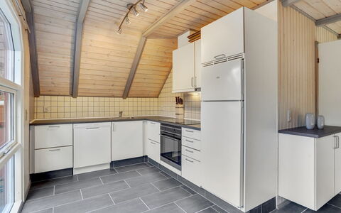 Gunlög - 3.1Km from the Sea: Hout, Flooring, Keuken, Plafond, Verdieping, Countertop, Kamer, Appartement, Houten Vloer, Hardwood