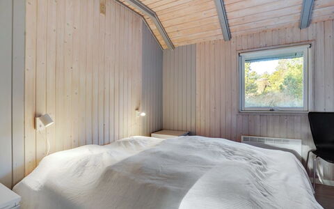 Gunlög - 3.1Km from the Sea: Hout, Slaapkamer, Plafond, Laken, Verdieping, Bedding, Bed, Huis, Flooring, Bed Frame