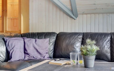 Gunlög - 3.1Km from the Sea: Flooring, Hout, Meubilair, Verdieping, Interieur Ontwerp, Houten Vloer, Bankstel, Woonkamer, Huis