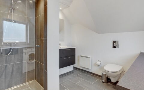Gunlög - 3.1Km from the Sea: Flooring, Loodgieterswerkinrichting, Verdieping, Interieur Ontwerp, Badkamer, Plafond, Kraan, Wastafel, Badkamerkast, Loodgieter