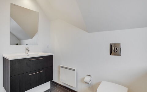 Gunlög - 3.1Km from the Sea: Loodgieterswerkinrichting, Flooring, Badkamerkast, Interieur Ontwerp, Verdieping, Wastafel In De Badkamer, Badkamer, Kraan, Wastafel, Loodgieter