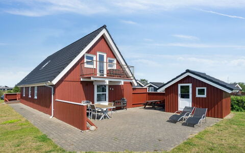 Andor - 500M from the Sea: Struik, Stedelijk Ontwerp, Groundcover, Steen, Appartement, Landgoed, Metselwerk, Balkon, Landscaping