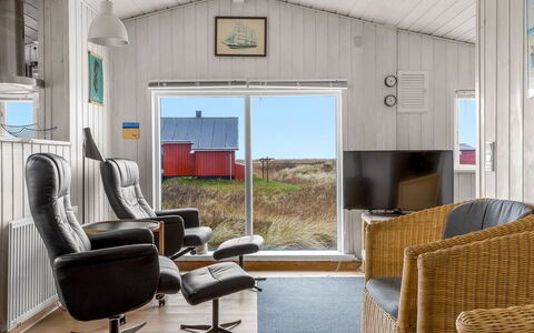 Mortensen - 350M from the Sea: Meubilair, Interieur Ontwerp, Flooring, Verdieping, Woonkamer, Appartement, Plafond, Stoel, Houten Vloer, Hardwood