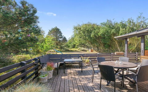 Gro - 1.6Km from the Sea: Meubilair, Interieur Ontwerp, Flooring, Plafond, Verdieping, Stoel, Kamer, Verlichting, Tafel, Keuken En Eettafel