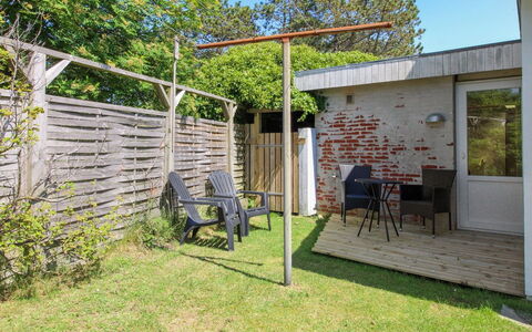 Sylvie - 1.5Km from the Sea: Dak, Huis, Land Lot, Huis, Verblijf, Landgoed, Garden Gebouwen, Schaduw, Blokhut, Landscaping