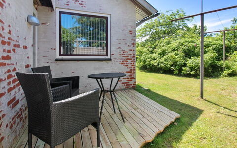 Sylvie - 1.5Km from the Sea: Dak, Huis, Land Lot, Huis, Verblijf, Landgoed, Garden Gebouwen, Schaduw, Blokhut, Landscaping