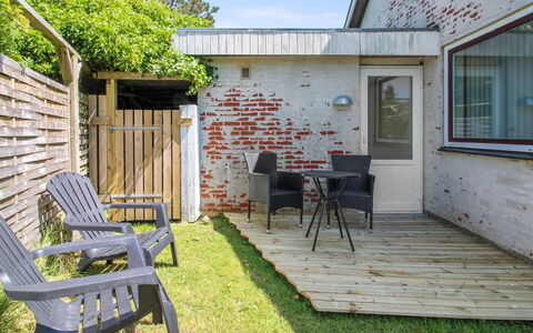 Sylvie - 1.5Km from the Sea: Dak, Huis, Land Lot, Huis, Verblijf, Landgoed, Garden Gebouwen, Schaduw, Blokhut, Landscaping