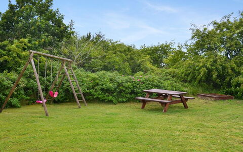 Sylvie - 1.5Km from the Sea: Dak, Huis, Land Lot, Huis, Verblijf, Landgoed, Garden Gebouwen, Schaduw, Blokhut, Landscaping