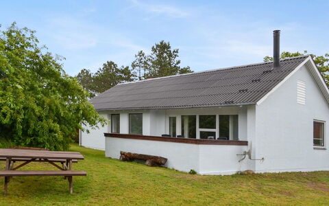 Sylvie - 1.5Km from the Sea: Dak, Huis, Land Lot, Huis, Verblijf, Landgoed, Garden Gebouwen, Schaduw, Blokhut, Landscaping