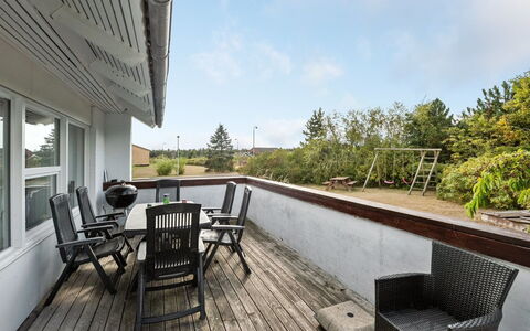 Sylvie - 1.5Km from the Sea: Appartement, Schaduw, Balkon, Stoel, Hek, Buitenmeubels, Aluminium, Kunstgras