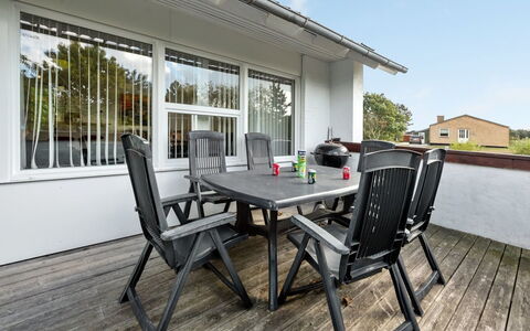 Sylvie - 1.5Km from the Sea: Appartement, Schaduw, Balkon, Stoel, Hek, Buitenmeubels, Aluminium, Kunstgras