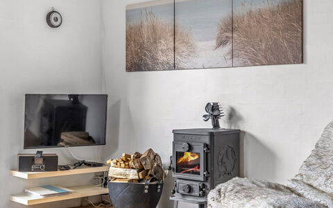 Amaja - 1.9Km from the Sea: Flooring, Meubilair, Haard, Verdieping, Huishoudapparatuur, Houtkachel, Fornuis, Woonkamer, Houten Vloer