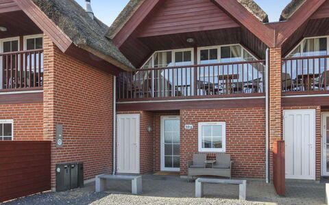 Eda - 3.5Km from the Sea: Struik, Stedelijk Ontwerp, Groundcover, Steen, Appartement, Landgoed, Metselwerk, Balkon, Landscaping