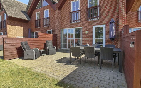Eda - 3.5Km from the Sea: Struik, Stedelijk Ontwerp, Groundcover, Steen, Appartement, Landgoed, Metselwerk, Balkon, Landscaping