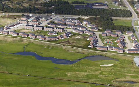 Hugo - 2.5Km from the Sea: Dak, Huis, Huis, Verblijf, Deur, Siding, Landgoed, Gazon, Werf, Veranda
