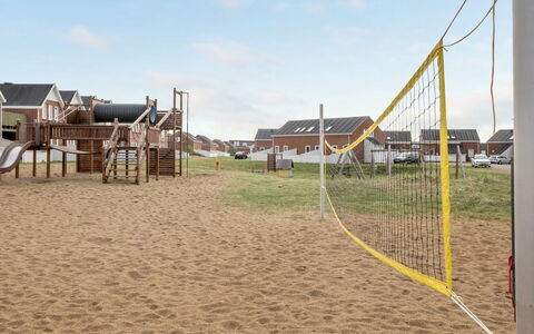 Hugo - 2.5Km from the Sea: Dak, Huis, Huis, Verblijf, Deur, Siding, Landgoed, Gazon, Werf, Veranda