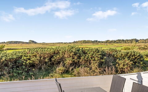 Hugo - 2.5Km from the Sea: Dak, Huis, Huis, Verblijf, Deur, Siding, Landgoed, Gazon, Werf, Veranda