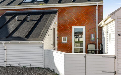 Hugo - 2.5Km from the Sea: Dak, Huis, Huis, Verblijf, Deur, Siding, Landgoed, Gazon, Werf, Veranda