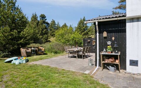 Inga - 1.3Km from the Sea: Gras, Struik, Tuin, Land Lot, Backyard, Groundcover, Gazon, Landscaping, Verblijf