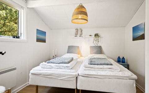 Inga - 1.3Km from the Sea: Slaapkamer, Bed, Hout, Interieur Ontwerp, Bedding, Laken, Verdieping, Meubilair, Flooring, Plafond