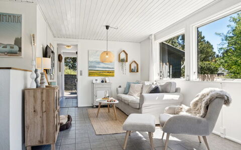 Inga - 1.3Km from the Sea: Muur, Interieur Ontwerp, Meubilair, Hout, Bankstel, Woonkamer, Flooring, Huis, Plafond, Verdieping