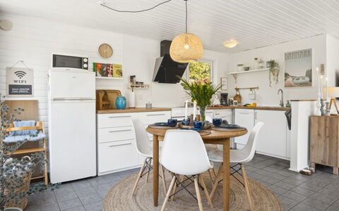 Inga - 1.3Km from the Sea: Meubilair, Interieur Ontwerp, Flooring, Hout, Stoel, Plafond, Keuken En Eettafel, Kamer, Verdieping, Eetkamer